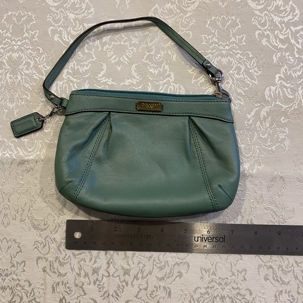 Coach Leather Medium Wristlet Teal. (F46484)
